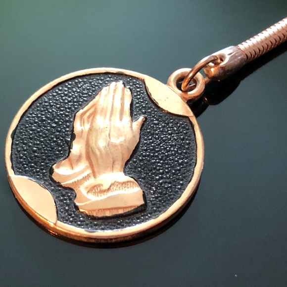 3/$32 VTG 70s Gold Tone/Black Praying Hands Serenity Prayer Religious Key Fob - Picture 2 of 9